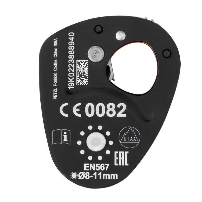 Das Bild zeigt die schwarze Seitenwand der Petzl Mini Traxion mit den Normen, Seriennummer und Logos.