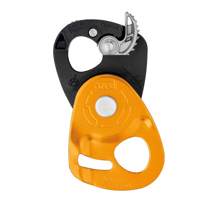 Das bild zeigt eine geöffnete Petzl Mini Traxion Seilrolle. Man erkennt die beiden Drehbaren Hälften, den Klemmnocken und die Ösen.