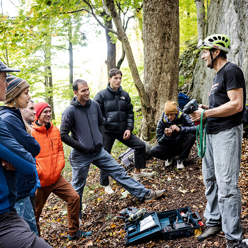 Das Bild zeigt Einbohr Experte Gerhard Schaar von bolting.eu bei einem Workshop für Athleten von Petzl Deutschland in einem Kletttergarten.