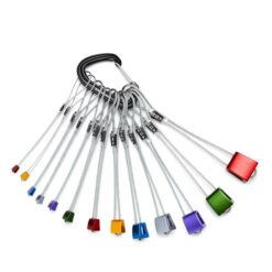 Das Bild zeigt ein buntes Black Diamond Stopper Set Pro mit dreizehn Klemmkeilen an einem schwarzem Karabiner aufgehängt.