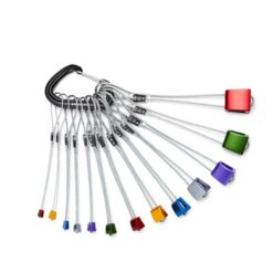 Das Bild zeigt ein buntes Black Diamond Stopper Set Pro mit dreizehn Klemmkeilen an einem schwarzem Karabiner aufgehängt.