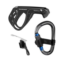 Das Bild zeigt das Mammut Smarter Belay Package in schwarz auf einem weißem Quadrat. MAn sieht das Smart 2.0, den HMS KArabiner und den Smarter Klips.