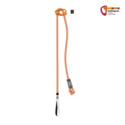 Orange Petzl Connect Adjust Selbstsicherungsschlinge vertikal auf weißem Hintergrund.