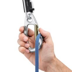 Das Bild zeigt eine Hand beim Einhängen des Seils in einen Petzl Tiptop stainless Umlenkkarabiners.