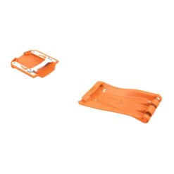 Das Bild zeigt die orangen Petzl Antisnow Dart Antistollplatten alleine auf wei&szlig;em Grund.