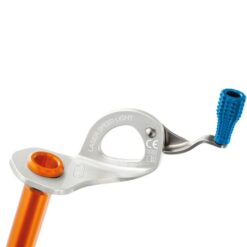 Das Bild zeigt die Lasche einer Petzl Laser Light Eisschraube mit silbernen Öse, blauer Kurbel und dem Beginn des orangen Schaftes.