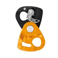 Das Bild zeigt eine orange-schwarze Petzl Nano Traxion Seilrolle in geöffnetem Zustand. Man erkennt die Klemmnocken.