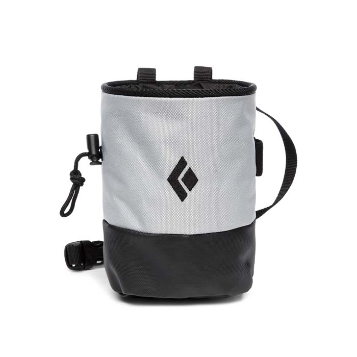 Das Bild zeigt das graue Black Diamond Mojo Zip Chalk Bag von der Vorersseite mit Reißverschluss und Kordelzug.