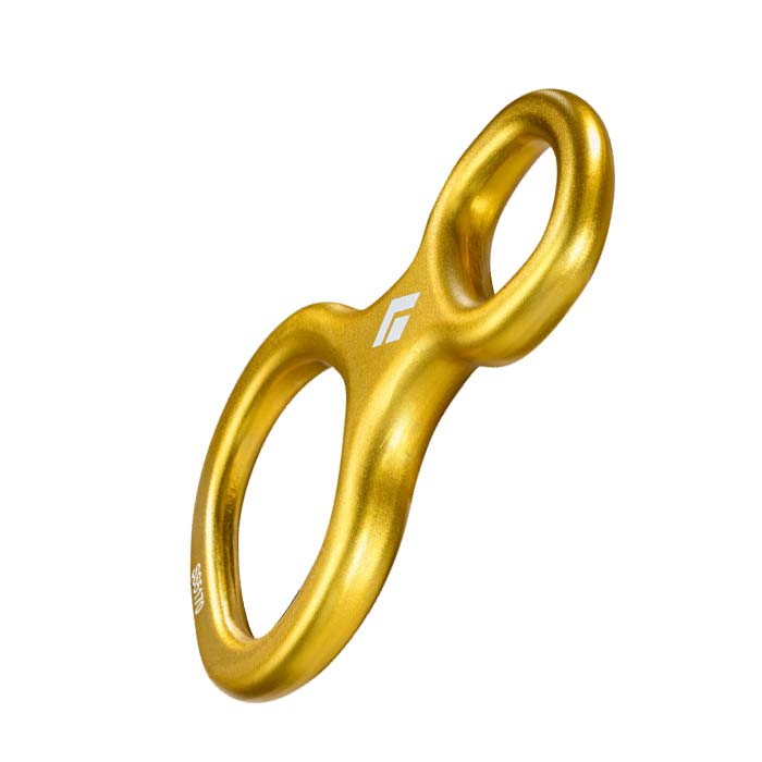 Das Bild zeigt den goldenen Black Diamond Super 8 Abseilachter auf einem weißem Quadrat von der Seite. Die große Öse ist unten.