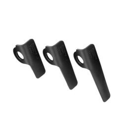 Das Bild zeigt drei Singing Rock A3 Piton Messerhaken schräg liegend nebeneinander. Die Hakenösen sind oben.