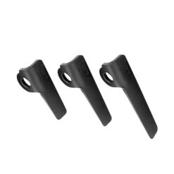 Das Bild zeigt drei Singing Rock A5 Piton Messerhaken schräg liegend nebeneinander. Die Hakenösen sind oben.