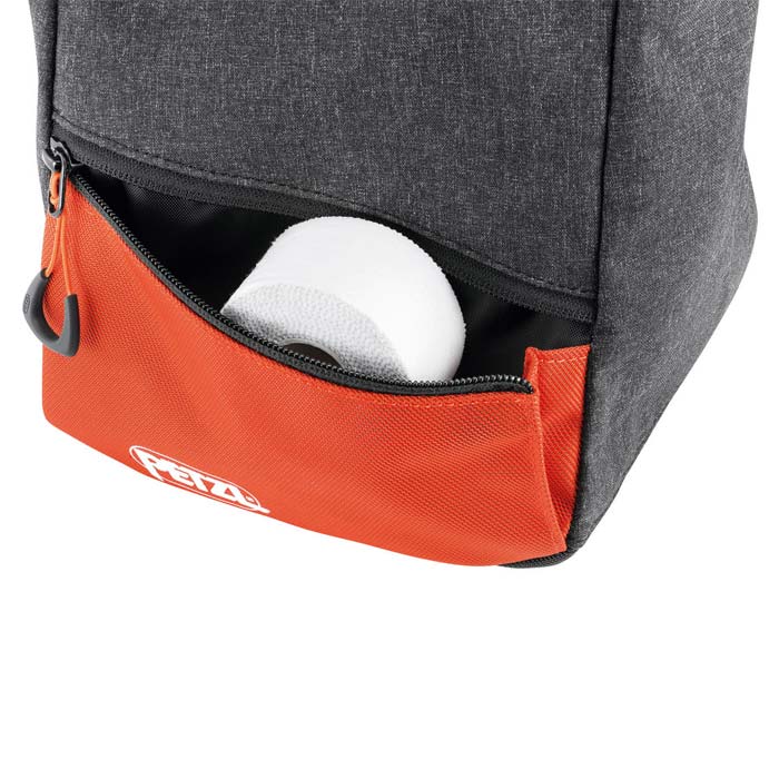 Das Bild zeigt die orange graue TAsche mit weißem Klettertape vom Petzl Sakab Boulder Chalkbag.