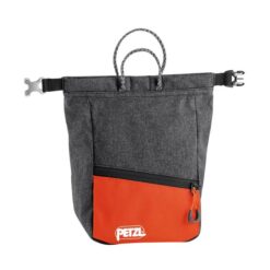 Das Bild zeigt das orange graue Petzl Sakab Boulder Chalkbag mit geöffnetem Verschluss, Tragehenkeln und Logo auf der Vordertasche.