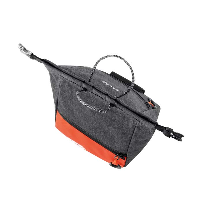 Das Bild zeigt ein Boulder Chalkbag halb verschlossen von oben.