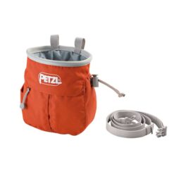 Das Bild zeigt das orange Petzl Sakapoche Chalkbag mit Tasche von der Seite. MAn erkennt Form, Logo, Kordelzug und den nebenliegenden Gürtel.