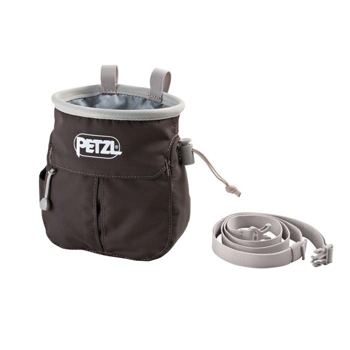 Das Bild zeigt das schwarze Petzl Sakapoche Chalkbag mit Tasche von der Seite. MAn erkennt Form, Logo, Kordelzug und den nebenliegenden Gürtel.