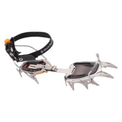 Das Bild zeigt das silber-schwarze Black Diamond Sabretooth Steigeisen mit Kipphebel Bindung und Fangriemen auf einem weißem Quadrat.