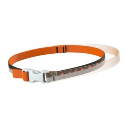 Das Bild zeigt den orangen Petzl Elastic Strap Fangriemen mitgrauer Steckschnalle in einem wei&szlig;em Quadrat.