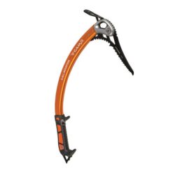 Das Bild zeigt das Camp X-All Mountain Eisgerät mit orangem Schaft. Am Kopf eine Haue rechts und ein Schaufelaufsatz links.