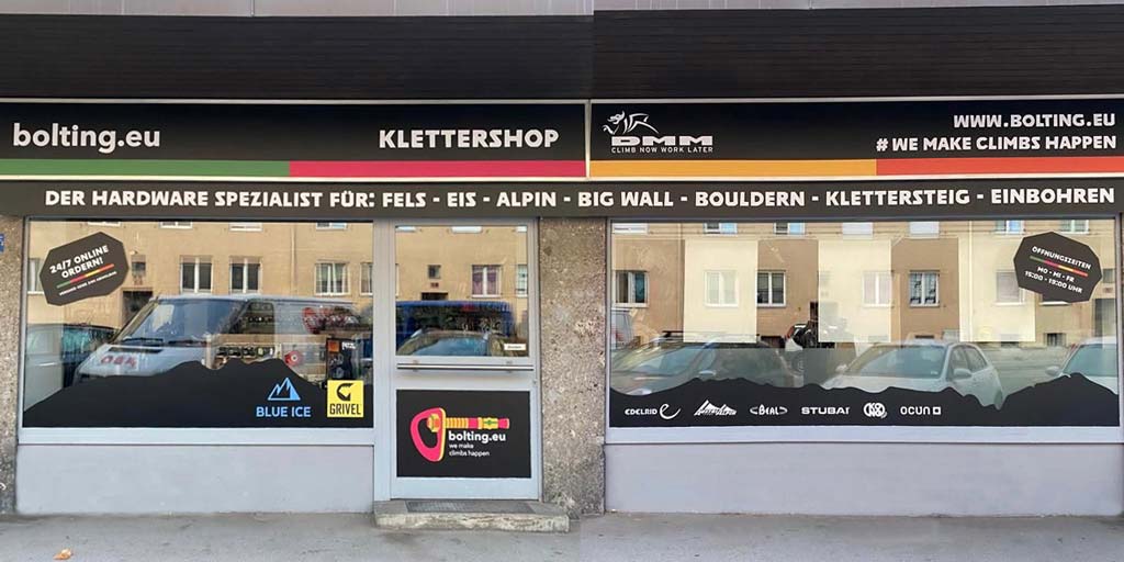 Das Bild zeigt die FAssade des Klettershop Innsbruck von bolting.eu mit schwarzer Beklebung und buntem Logo.