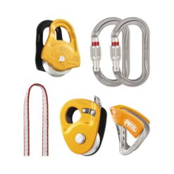 DAs Bild zeigt den gesamten Petzl Crevasse Recue Kit mit BAndschlinge, Seilrolle, Tiobloc, Karabinern und Micro Traxion.