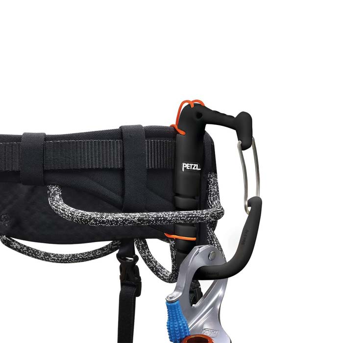 Schwarzer Petzl Caritool Evo Eisschraubenhalter auf Klettergurt montiert mit Ausrüstung.