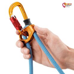 Oranger Petzl SM D Karabiner in einer Hand mit Kippelement der Petzl Dual Connect Adjust Selbstsicherungsschlinge.