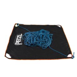 Eine schwarze Petzl Tarp Seilplane mit blauem Seil.