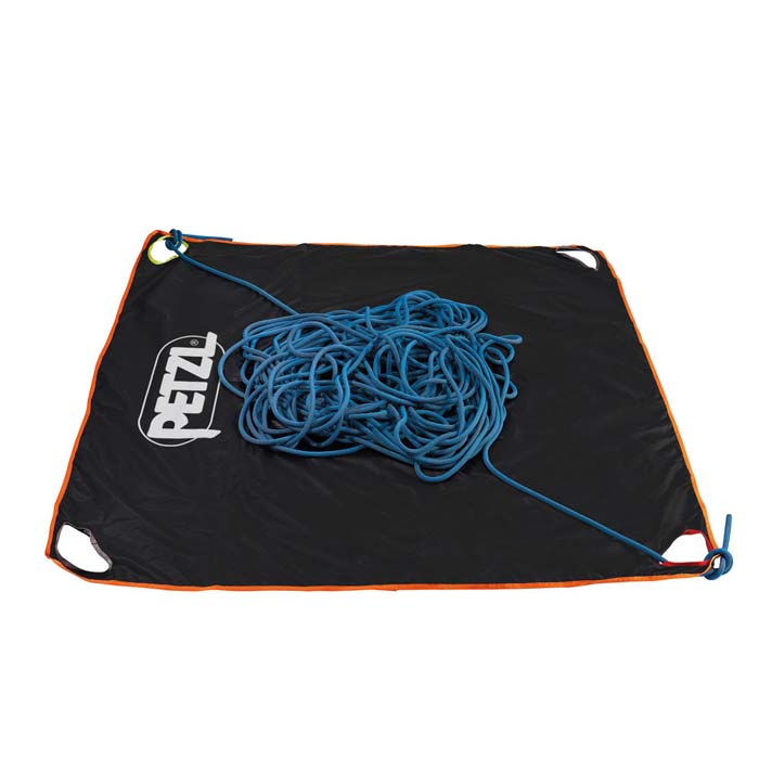 Eine schwarze Petzl Tarp Seilplane mit blauem Seil.