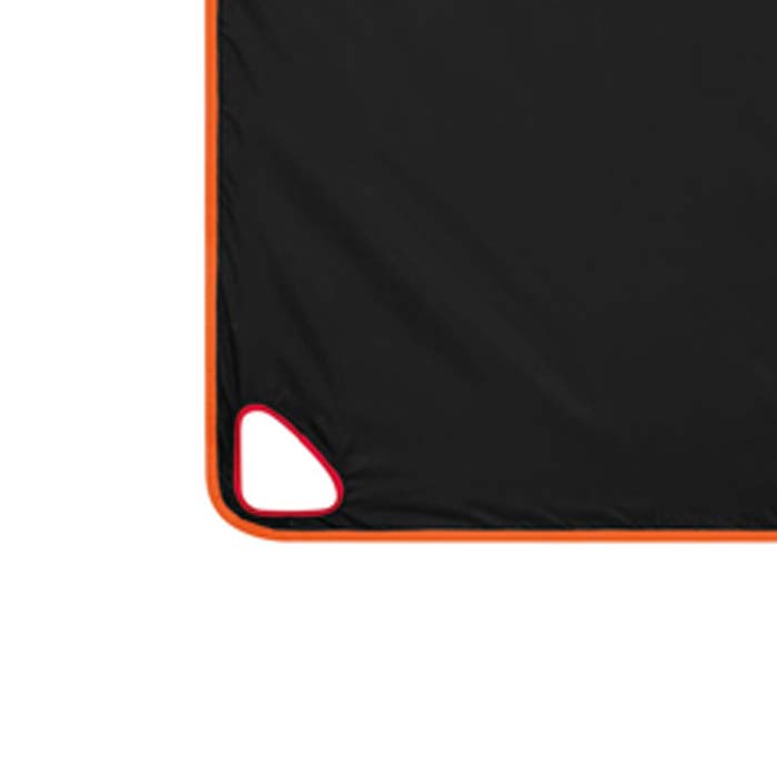 Die Ecke einer schwarzen Petzl Tarp Seilplane mit roter Öffnung.