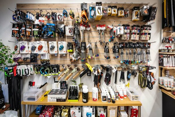 Kletterhardware auf einer Verkaufswand im bolting.eu Bergsportgeschäft Innsbruck.