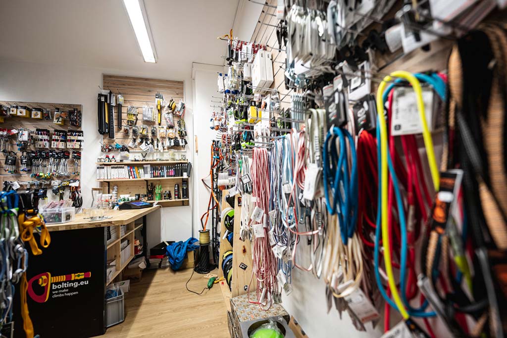 Innenaufnahme des bolting.eu Klettershop Innsbruck mit Klettermaterial im Hintergrund.
