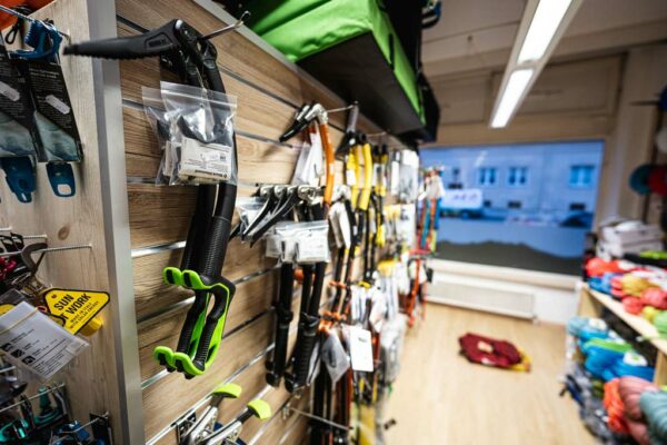 Verkaufswand mit Eisgeräten im bolting.eu Klettershop innsbruck.