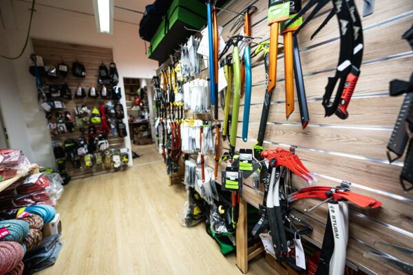 Eine Verkaufswand mit Eispickeln im bolting.eu Bergsportshop Innsbruck.