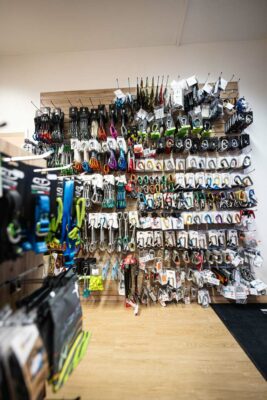 Kletterkarabiner und Expressschlingen an einer Verkaufswand im bolting.eu Bergsportgeschäft Innsbruck.