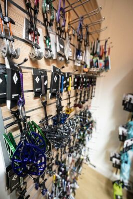 Klemmgeräte im bolting.eu Klettershop Innsbruck an einer Verkaufswand.