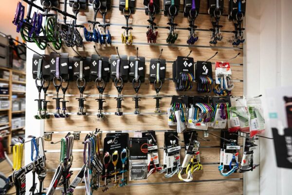 Klemmegräte - Friends an einer Verkaufswand im bolting.eu Klettergeschäft Innsbruck.