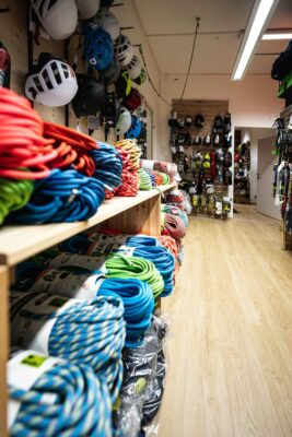 Ein Regal mit Kletterseilen von der Seite im bolting.eu Klettershop Innsbruck.