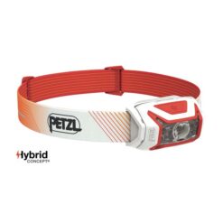 Orange weiße Petzl Actik Core Stirnlampe auf weißem Hintergrund.