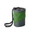 Grünes Edelrid Splitter Twist Chalkbag aufrecht mit Hüftband.
