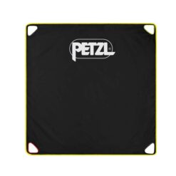 Schwarze Petzl Tarp Pro Seilplane mit gelbem Rand und vier Öffnungen an den Ecken.