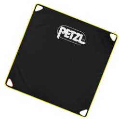 Schwarze Petzl Tarp Pro Seilplane mit gelbem Rand und vier Öffnungen an den Ecken.