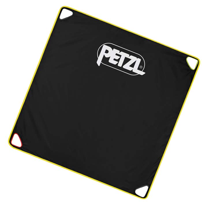 Schwarze Petzl Tarp Pro Seilplane mit gelbem Rand und vier Öffnungen an den Ecken.