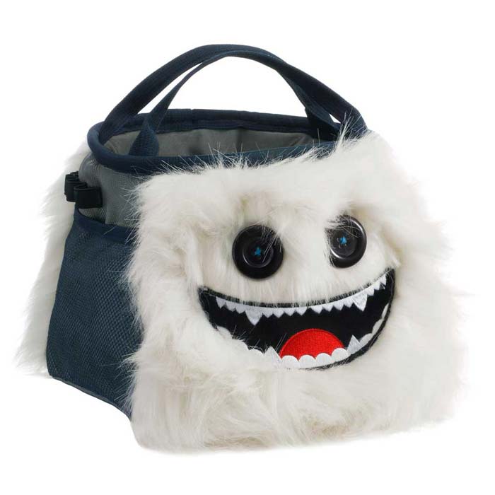 Weißes 8b+ Boulderbag Monster mit schwarzen Knopfaugen und breitem Maul.