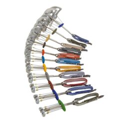 11 verschiedene, bunte Rock Empire Comet Friends in Halbkreis aufgelegt.