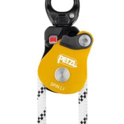 Detailaufnahme der Petzl Spin L1 Seilrolle mit rotem Sicherheitsindikator am Seitenteil.