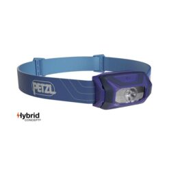 Blaue Petzl Tikkina Stirnlampe von der Seite auf weißem Quadrat.
