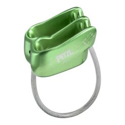Grüneses Petzl Verso Sicherungsgerät von der Seite auf weißem Hintergrund.