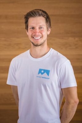 Physio Bergauf Innsbruck Praxis Inhaber Georg Meyer mit weißem Shirt im Portrait.