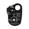 Schwarze Rückseite der Petzl Mini Traxion Seilrolle mit Normangaben und Einlegerichtung Seil.